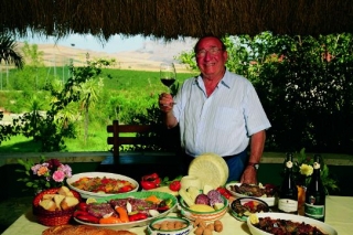  Degustación de vinos y productos típicos 